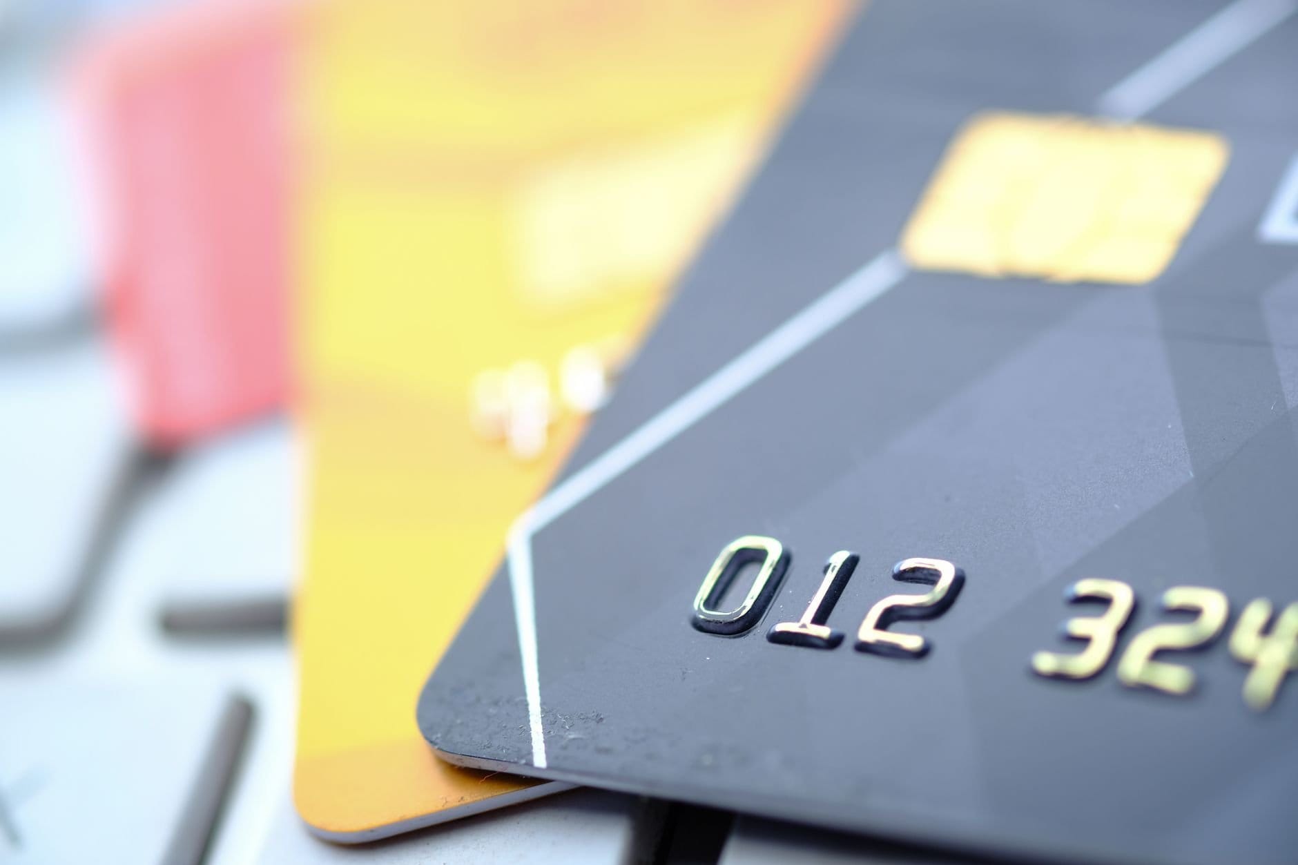 Thẻ tín dụng MB Bank cầm trên tay