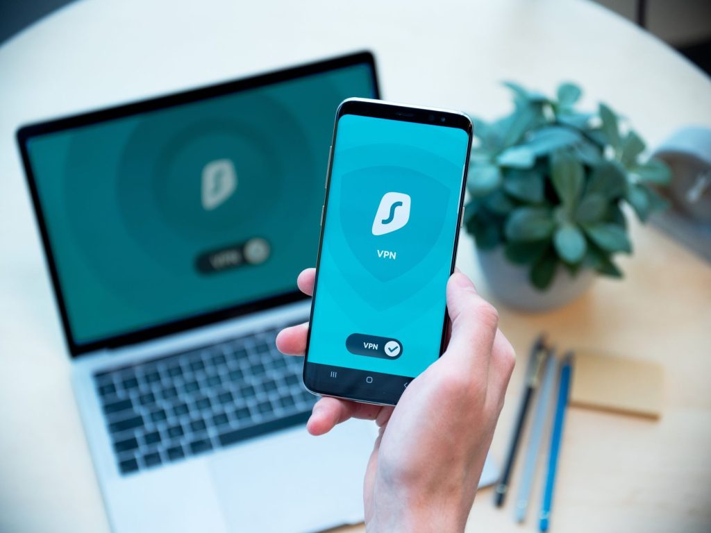 Bảo mật vay tín chấp online trên điện thoại, minh họa bài viết vay tín chấp online có an toàn không