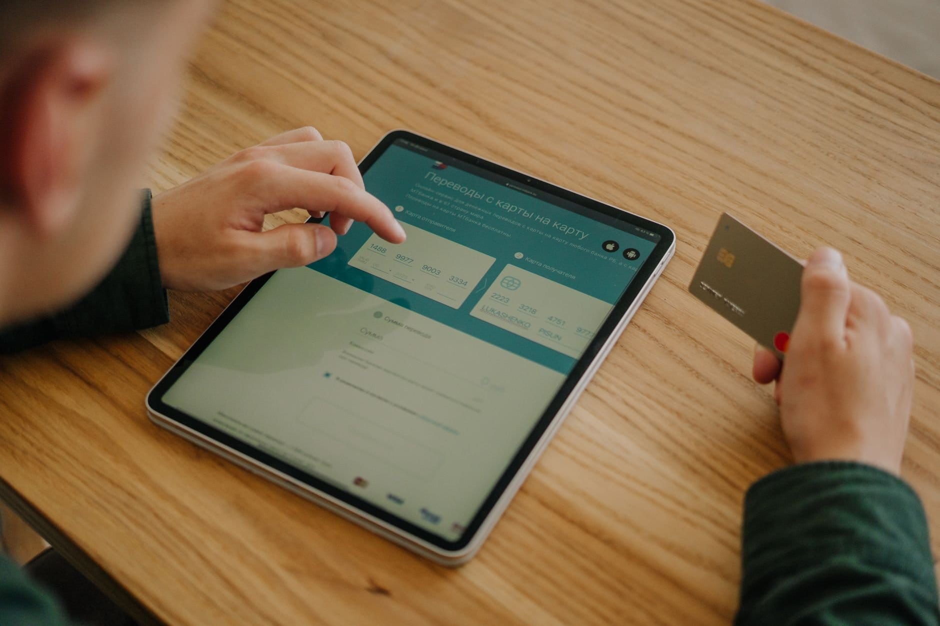 Người thanh toán online bằng tablet và thẻ tín dụng trên bàn gỗ, minh họa tối ưu chu kỳ miễn lãi thẻ