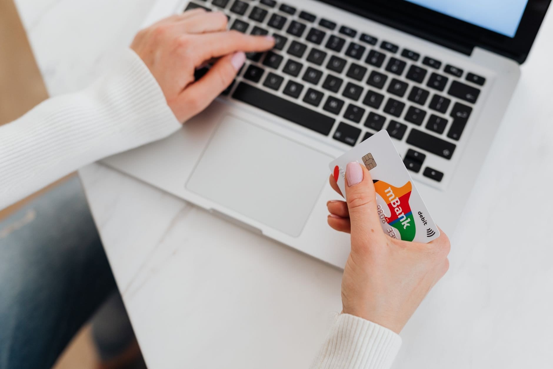 Thẻ tín dụng Shinhan Bank hỗ trợ thanh toán online và mua sắm quốc tế với nhiều dòng thẻ phù hợp từng nhóm khách hàng. (Ảnh: Pexels).
