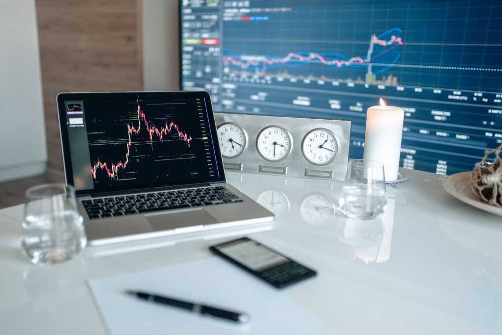Không gian làm việc tài chính hiện đại với màn hình biểu đồ, minh hoạ bài đánh giá sàn Dupoin forex 2026