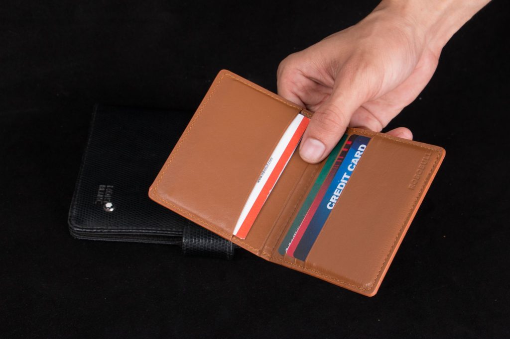 Thẻ tín dụng trong ví, minh họa bài review thẻ tín dụng Techcombank