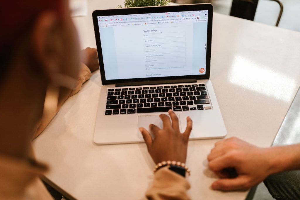 Khai hồ sơ đăng ký thẻ tín dụng online trên máy tính, minh họa quy trình làm thẻ tín dụng online