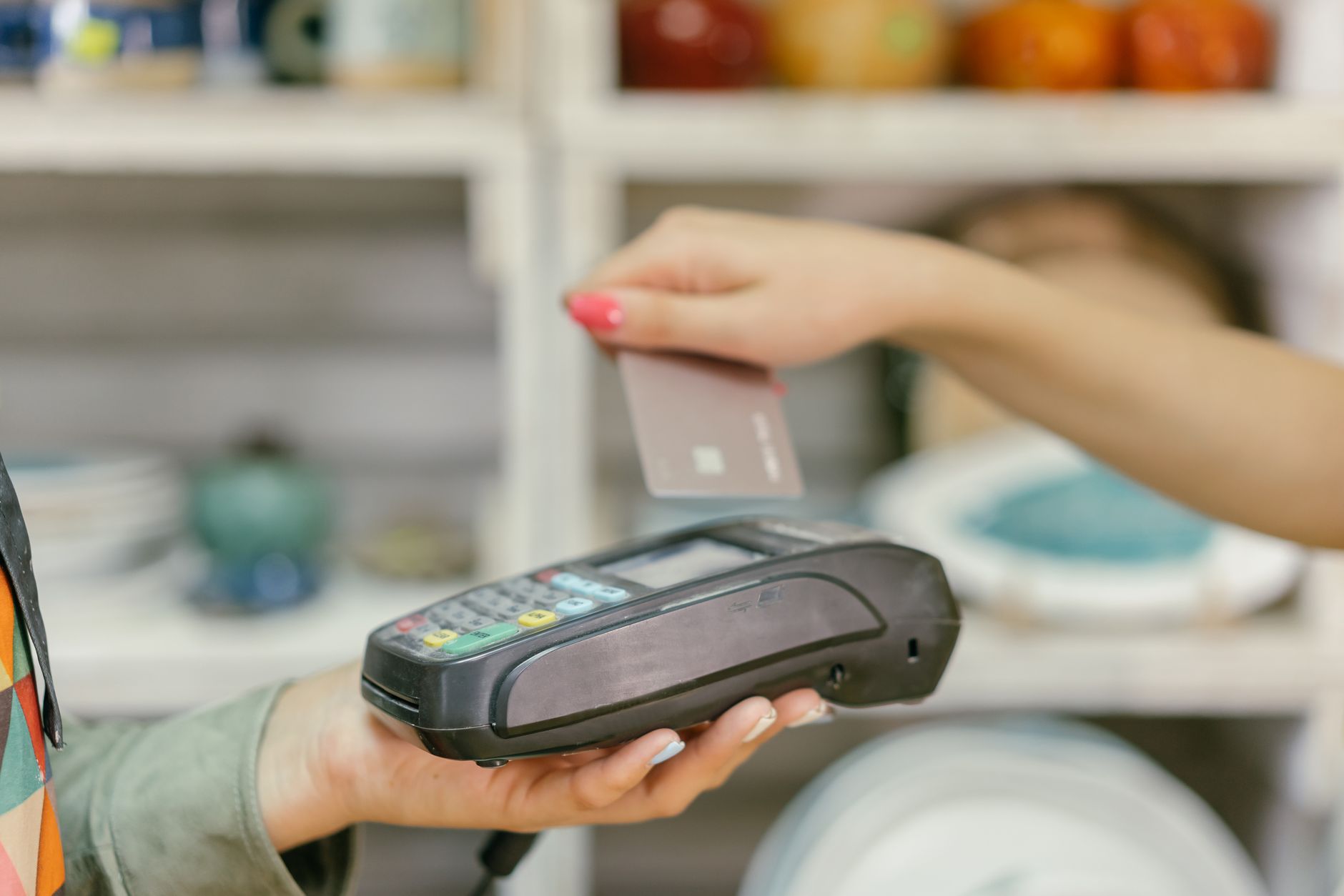 Khách hàng thanh toán bằng thẻ tín dụng tại cửa hàng, minh họa chi tiêu mua sắm với thẻ VIB Max Card