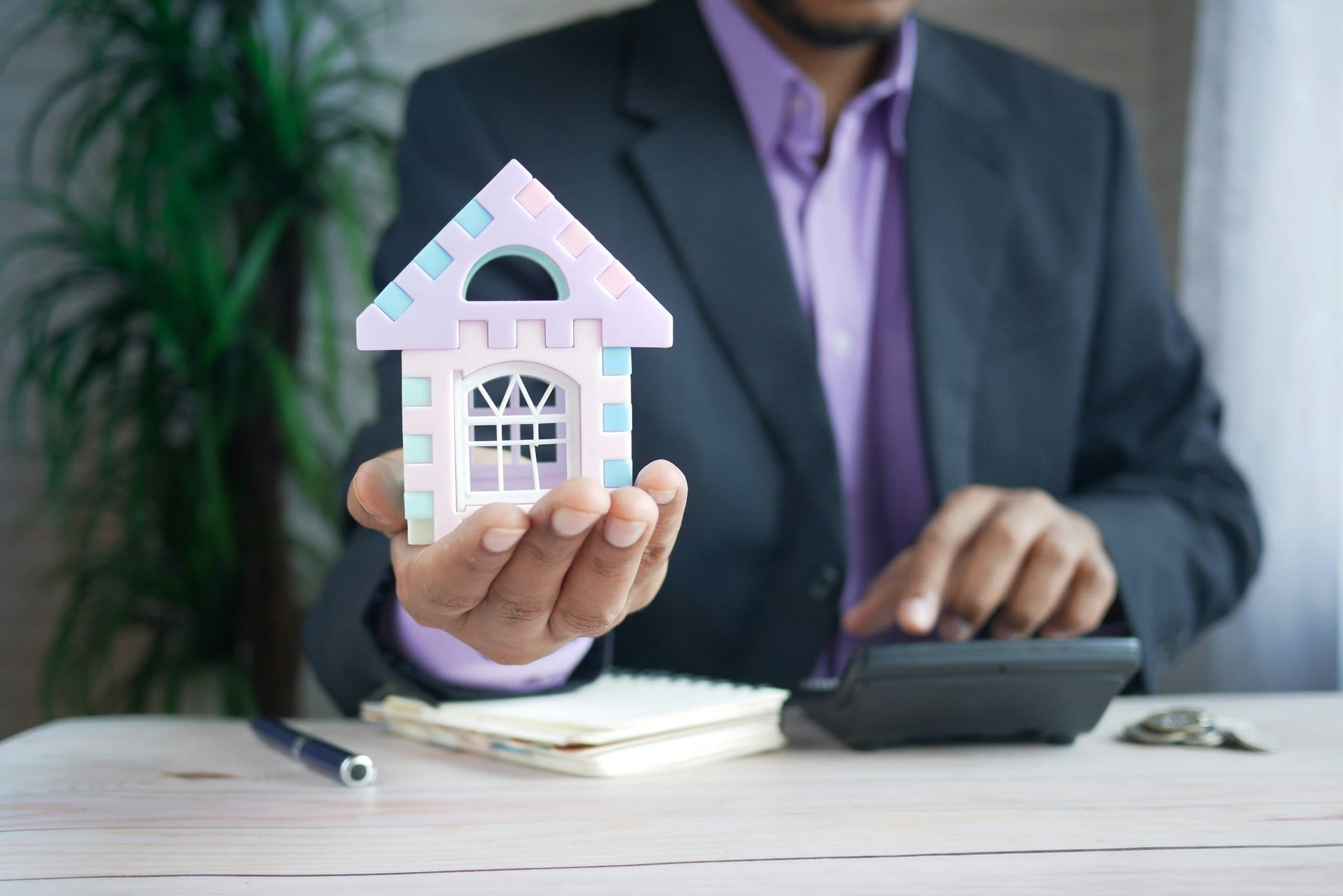 Tính trước khoản trả hàng tháng khi vay thế chấp sổ đỏ giúp kiểm soát dòng tiền và tránh áp lực tài chính. (Ảnh: Unsplash).
