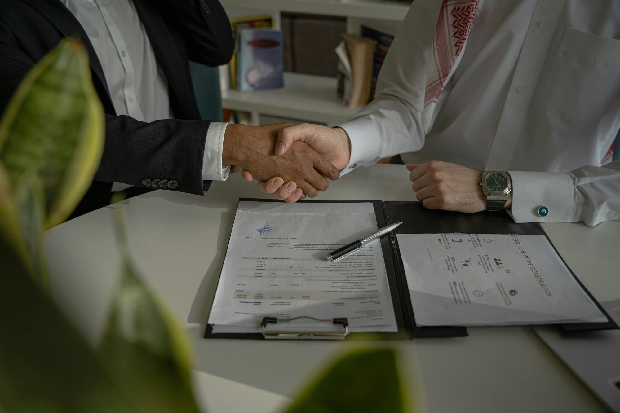 Cán bộ công chức có thu nhập ổn định từ ngân sách nên dễ được duyệt vay tín chấp lãi suất thấp. (Ảnh: Unsplash).