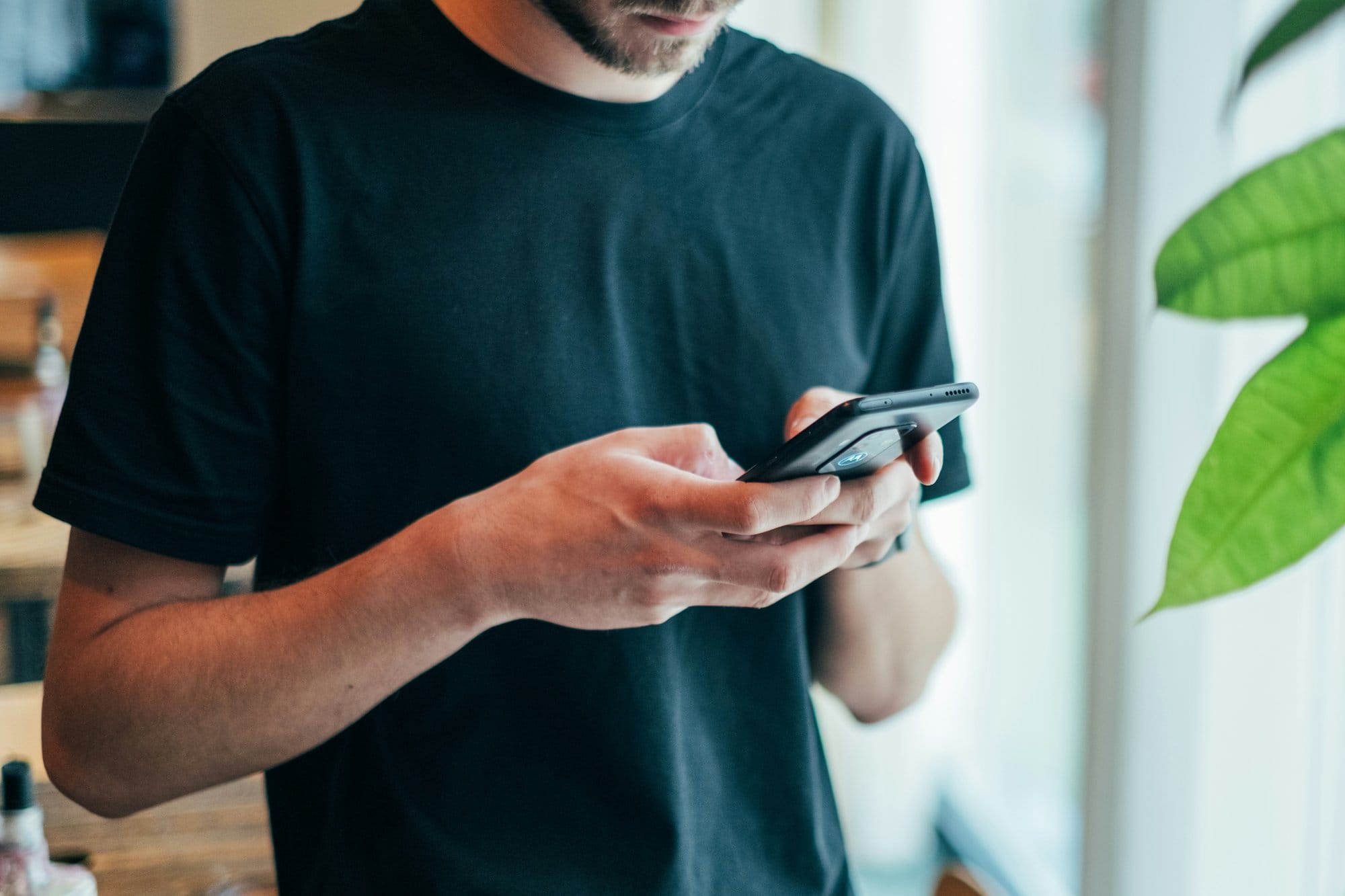 Luôn kiểm tra pháp nhân và lãi suất quy đổi trước khi đồng ý bất kỳ khoản vay online nào. (Ảnh: Unsplash).