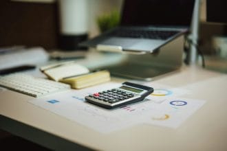 Tính thuế thu nhập cá nhân với máy tính và hồ sơ