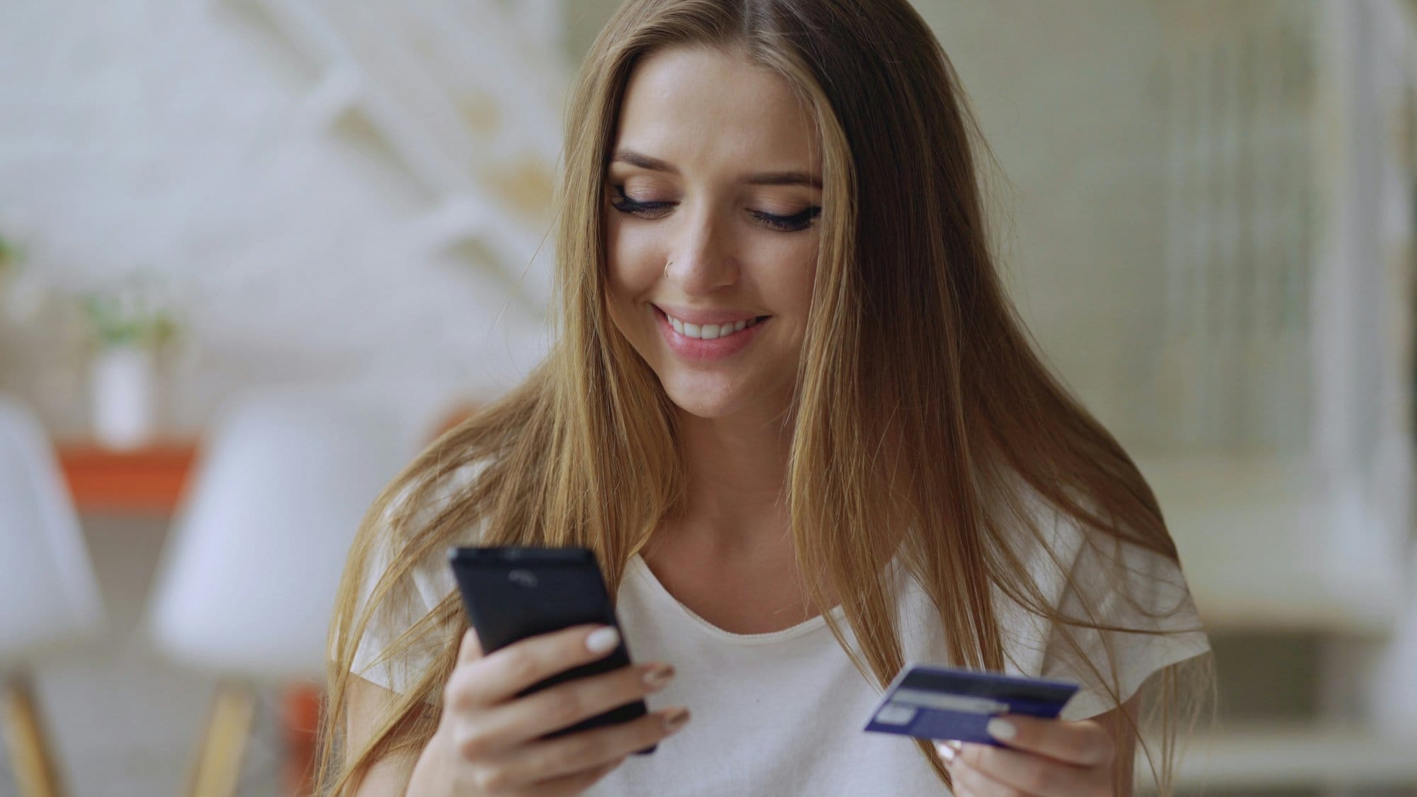 Mở thẻ tín dụng MSB online qua ứng dụng mBank giúp xét duyệt nhanh và nhận thẻ ngay tại nhà. (Ảnh: Unsplash).