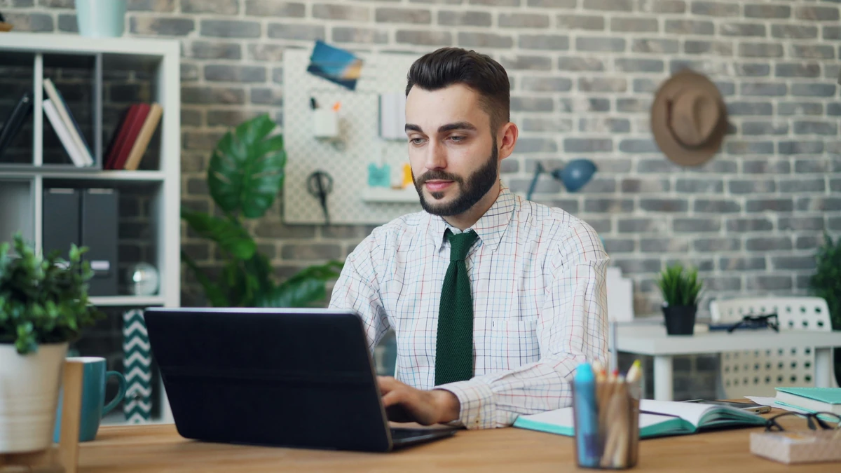 Người trẻ ngồi làm việc với laptop, minh họa chuẩn bị hồ sơ vay tín chấp online
