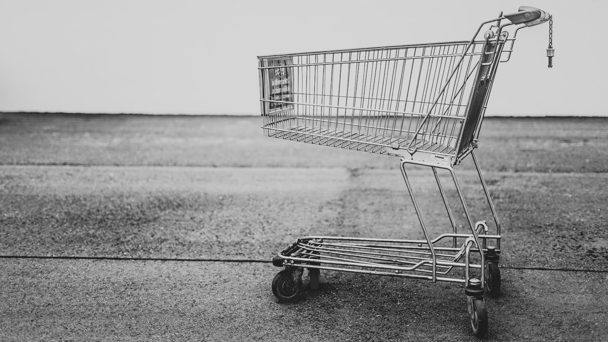 So sánh các thẻ tín dụng hoàn tiền siêu thị và xăng dầu để chọn thẻ phù hợp nhất với nhu cầu chi tiêu hàng tháng. (Ảnh: Unsplash).