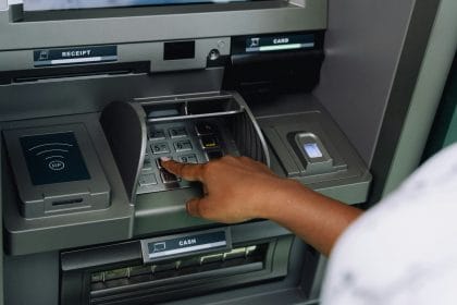Rút tiền mặt từ thẻ tín dụng tại ATM