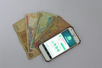 Người dùng điện thoại đăng ký vay tiền online qua app