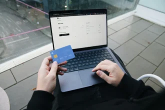 Điểm thưởng thẻ tín dụng dùng để đổi quà và hoàn tiền khi mua sắm online