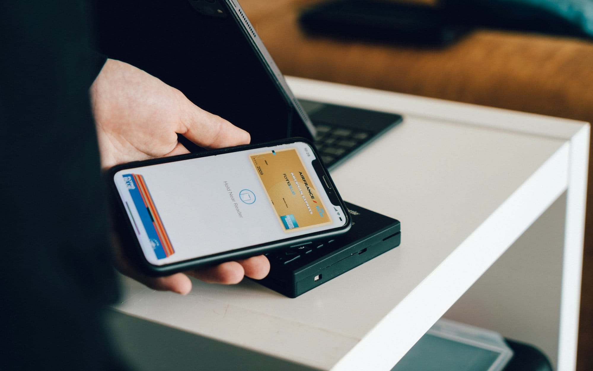 Hoàn tất hồ sơ vay online đúng giờ hành chính giúp khoản vay được phê duyệt và giải ngân trong ngày. (Ảnh: Unsplash).