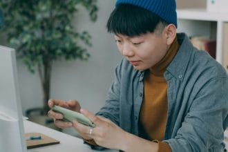 Người xem thông tin tài chính trên điện thoại