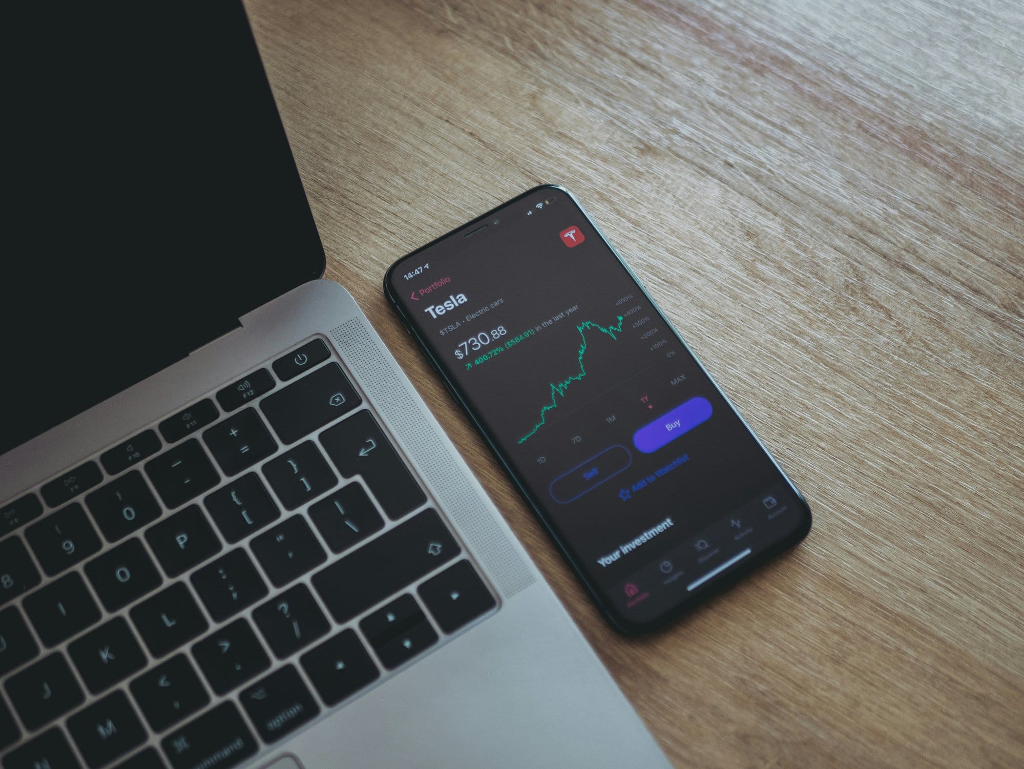 Quản lý tài chính cá nhân qua app trên điện thoại và máy tính giúp theo dõi dòng tiền mọi lúc. (Ảnh: Unsplash).