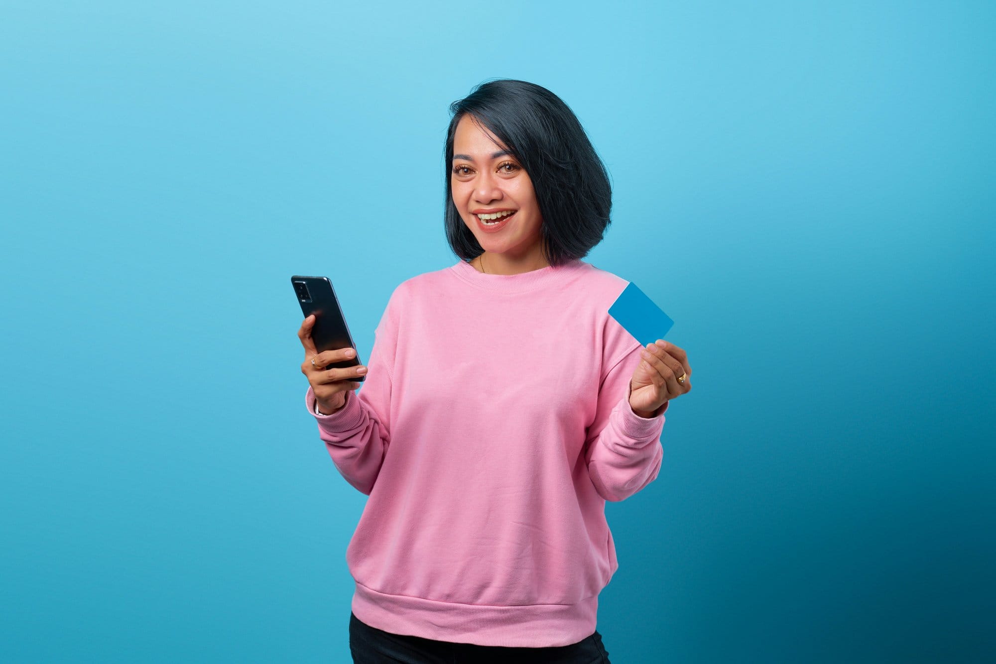 Sinh viên thanh toán online bằng thẻ tín dụng ngay trên điện thoại, nhu cầu mở thẻ không cần chứng minh thu nhập ngày càng phổ biến