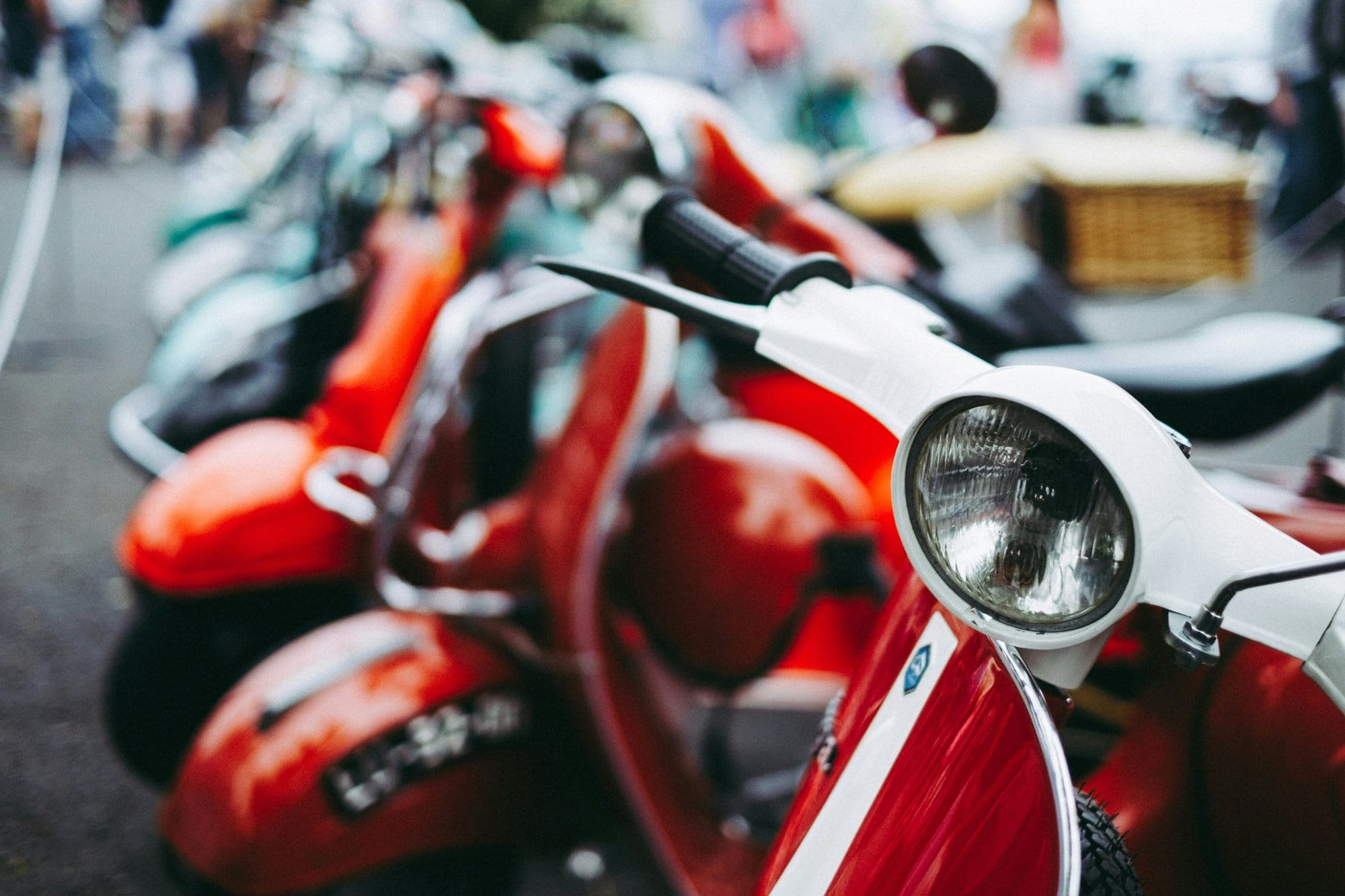Chọn gói vay mua xe máy phù hợp giúp bạn kiểm soát dòng tiền hàng tháng và tránh nợ xấu. (Ảnh: Unsplash).