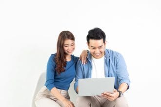 Cặp đôi châu Á cùng xem laptop bàn bạc quản lý tài chính gia đình, tính toán chi phí sinh hoạt