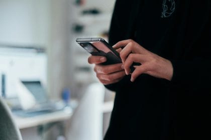 Người dùng kiểm tra khoản vay online trên điện thoại, cần cảnh giác với app vay tiền rủi ro cao. (Ảnh: Unsplash).